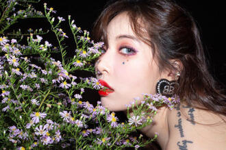 picture of hyuna from the side as she leans into a bunch of flow
